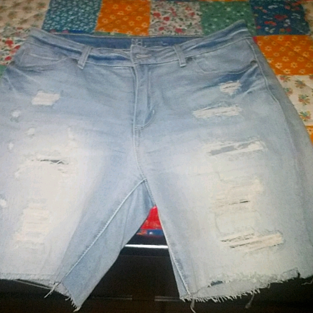 No Boundaries distressed denim Shorts
